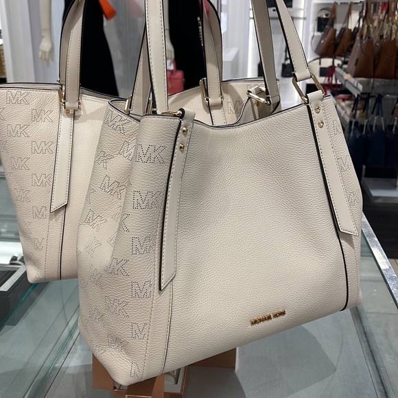 MICHAEL KORS ARLO LARGE GRAB BAG SHOULDER TOTE MK LEATHER GOLD~2 BAGS IN 1
NWT - Picture 14 of 16